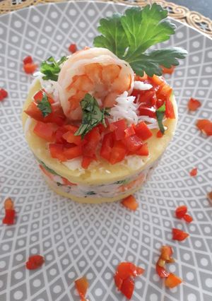 Una foto de Causa Rellena con Atún y Langostinos a lo Carmelita