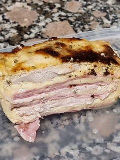Una foto de Pastel de pollo relleno de jamón y queso