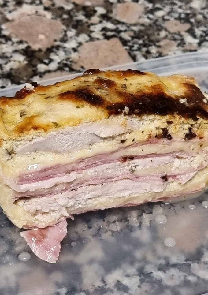 Una foto de Pastel de pollo relleno de jamón y queso