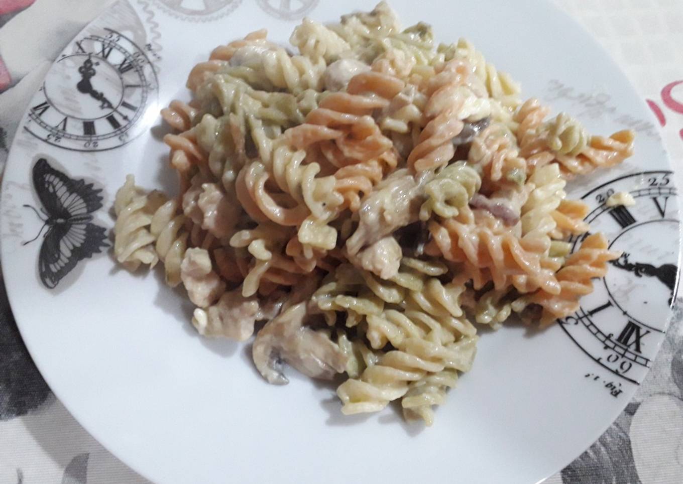 Pasta con nata, pollo y champiñones