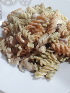 Una foto de Pasta con nata, pollo y champiñones