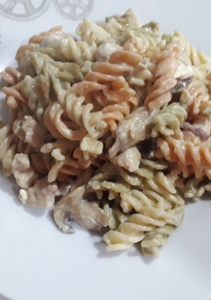 Una foto de Pasta con nata, pollo y champiñones