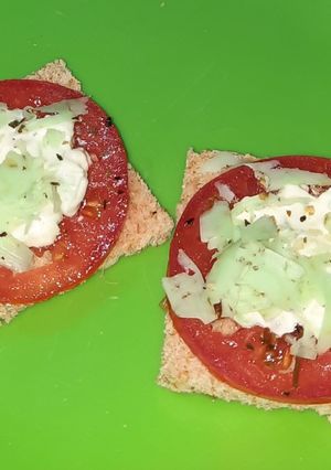 Una foto de Galles de arroz con queso al pesto y tomate