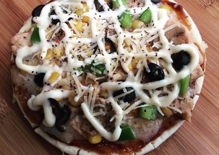 Resep Tuna Mozarella Pizza serve with bbq sauce, Bikin Ngiler