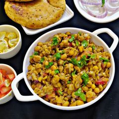 A picture of Wheat Kulcha with Matar.