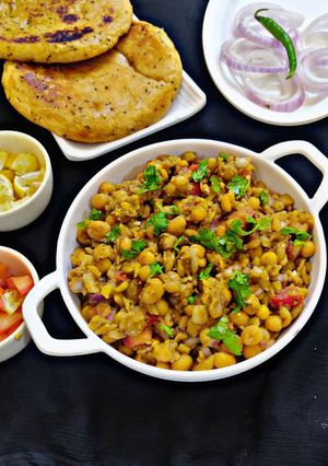 A picture of Wheat Kulcha with Matar.