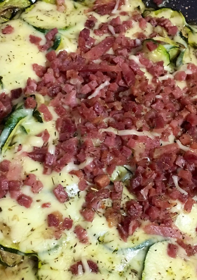 Una foto de Sartenada de calabacín, queso y jamón
