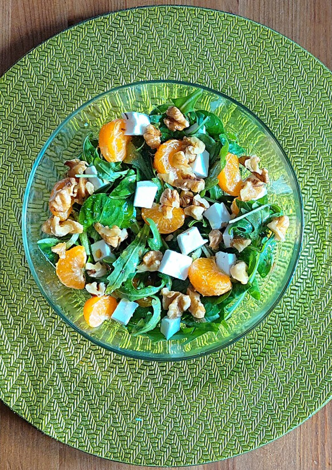 Una foto de Ensalada de mandarina y nueces