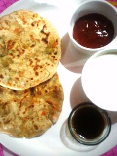 आलू गाजर स्टफ्ड पराठा (Aloo gajar stuffed paratha recipe in hindi) रेसिपी मुख्य फोटो