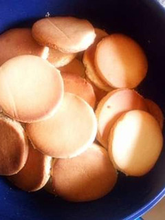 A picture of 3 ingredients biscuits.