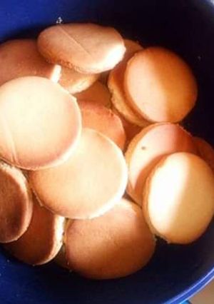 A picture of 3 ingredients biscuits.