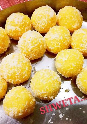 केशरी नारियल लाडू (Keshari coconut ladoo recipe in hindi) रेसिपी मुख्य फोटो