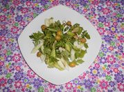 Una foto de ensalada de perejil con pepino