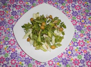 Una foto de Ensalada verde de arúgula y apio