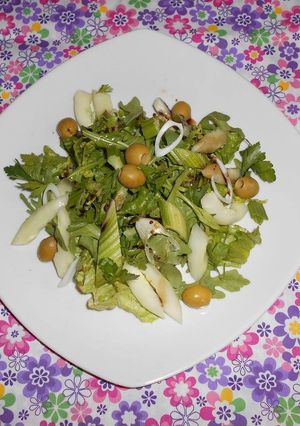 Una foto de Ensalada verde de arúgula y apio