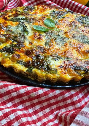 Une photo de QUICHE 🪺🍃SANS PÂTE 🌶️🧅AUX POIREAUX🫑🧅🧄