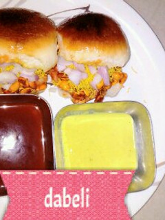 ચટાકેદાર દાબેલી (chtakedar dabeli recipe in Gujarati) રેસીપી મુખ્ય ફોટો
