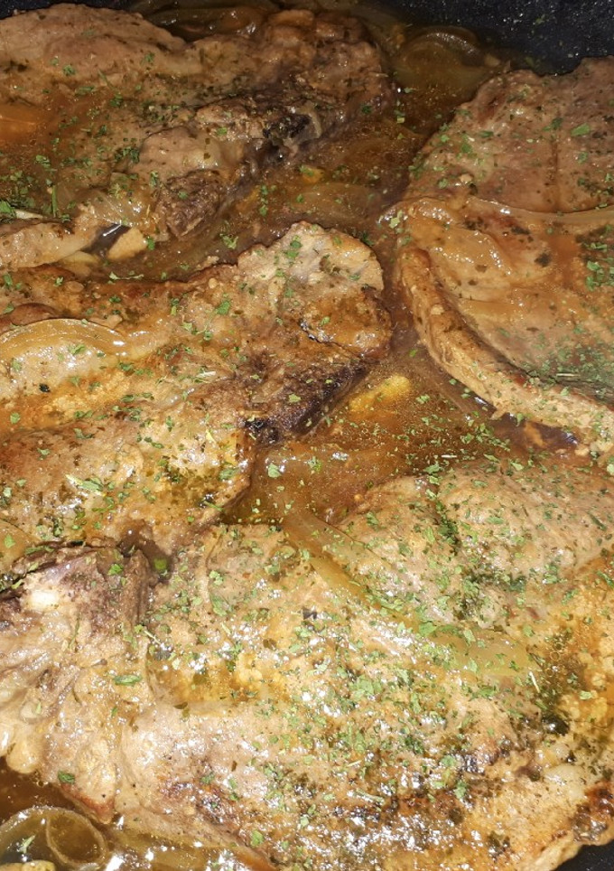 Una foto de Chuletas de cerdo guisadas