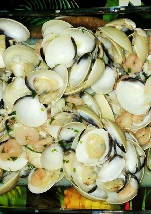 Una foto de Almejas a la marinera con gambas