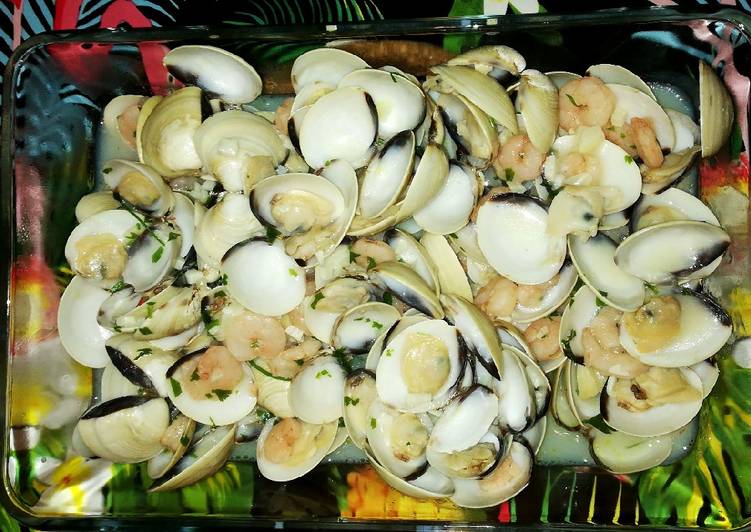 Almejas a la marinera con gambas