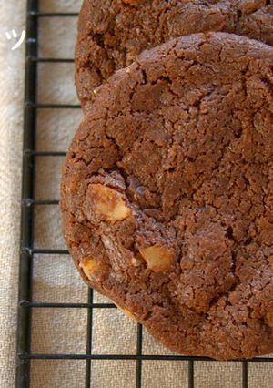 A picture of Macadamia Nut Chocolate Cookies.
