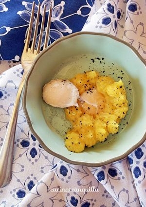 Foto di Uova di quaglia pochè con crema di patate