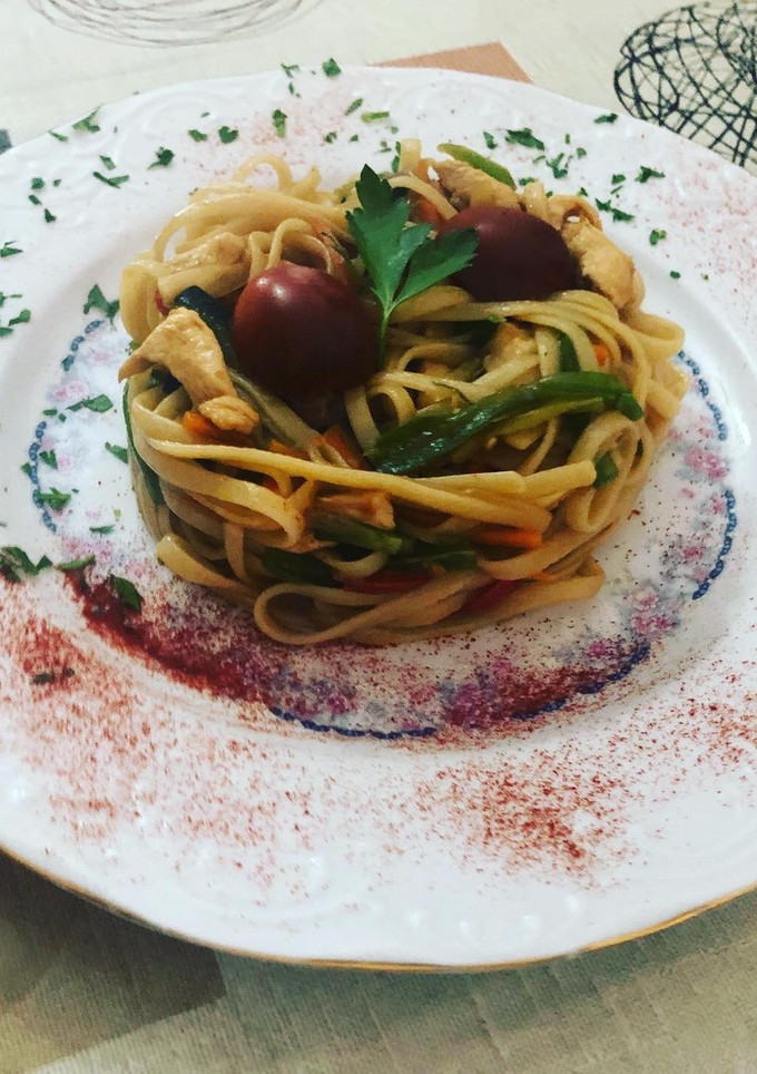 Una foto de Tallarines con verduras y pechuga de pollo comida sana seguimos