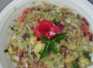 Una foto de Guacamole con culantro