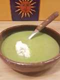Sopa de hojas verdes marchitas