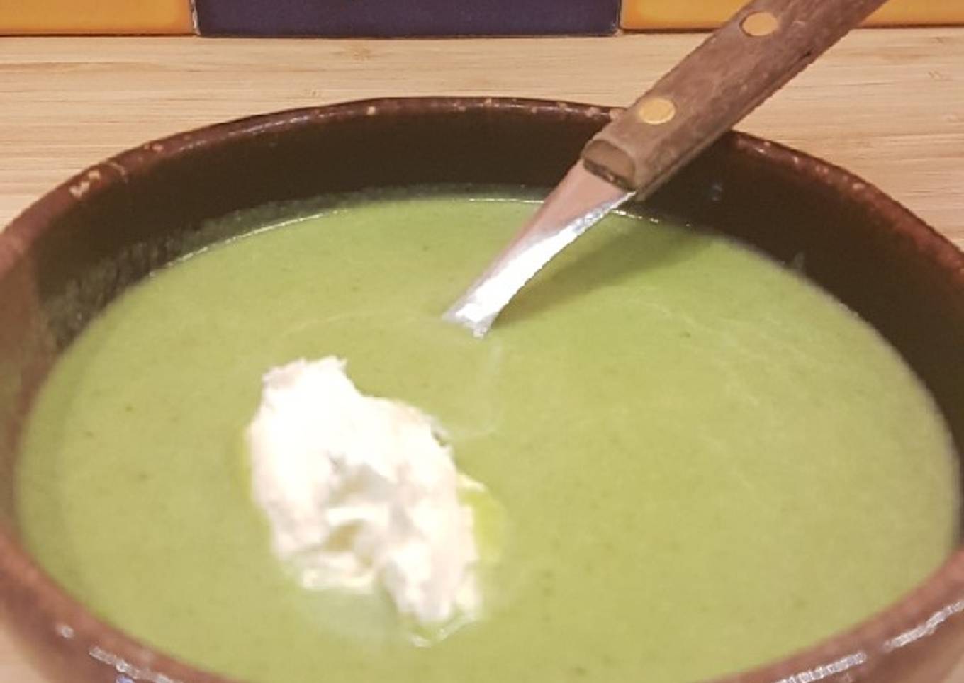 Sopa de hojas verdes marchitas