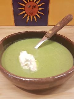 Una foto de Sopa de hojas verdes marchitas