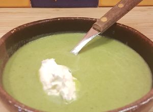 Una foto de Sopa de hojas verdes marchitas