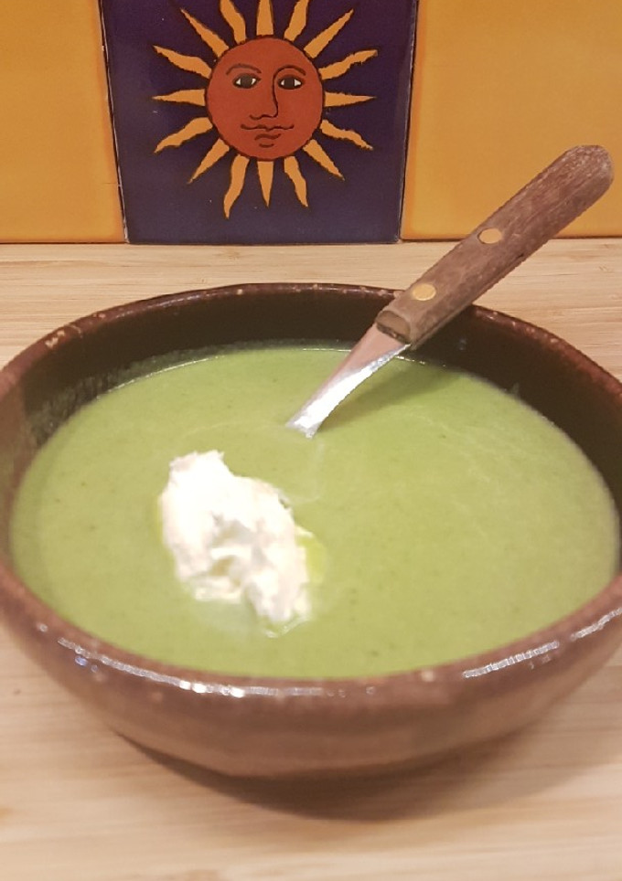 Una foto de Sopa de hojas verdes marchitas