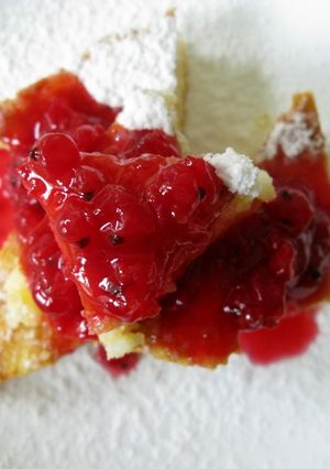 Rizsfelfújt ribizlizselével recept fotója