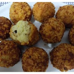 Egg stuffed potato croquettes A picture of Egg stuffed potato croquettes.