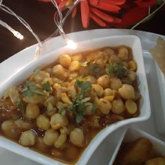 A picture of Hi-tea snacks (choley ka salan).