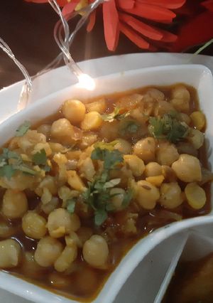 A picture of Hi-tea snacks (choley ka salan).