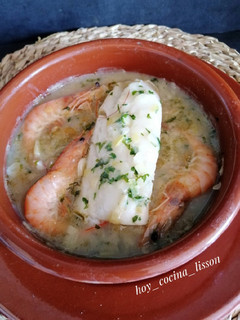 Una foto de Bacalao en salsa con langostinos