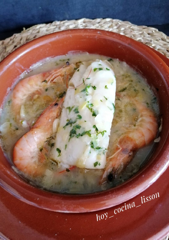 Una foto de Bacalao en salsa con langostinos