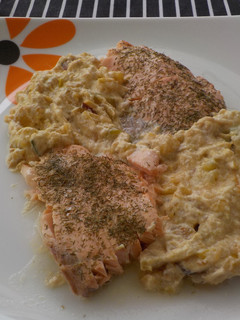 Una foto de Salmón espolvoreado al horno y salsa de pescado ideal