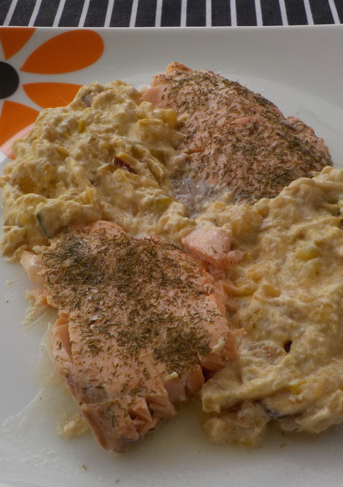 Una foto de Salmón espolvoreado al horno y salsa de pescado ideal