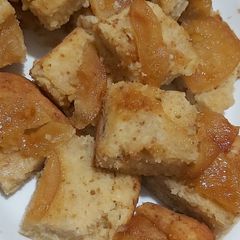 A picture of 🍎 🍏 dessert slices,with honey.