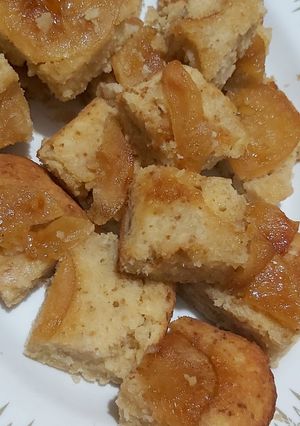 A picture of 🍎 🍏 dessert slices,with honey.
