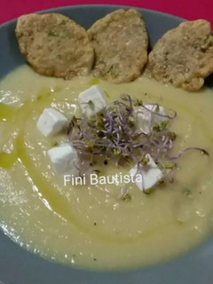 Una foto de Crema de chirivía con tortitas de sésamo