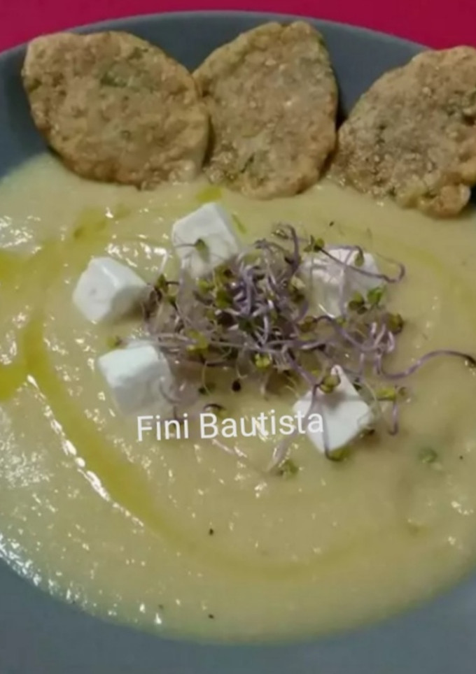 Una foto de Crema de chirivía con tortitas de sésamo