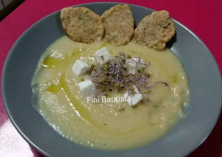 Crema de chirivía con tortitas de sésamo