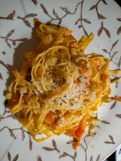 Una foto de Tagliatele (pasta fresca) con langostinos y calabacín