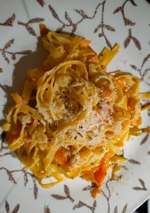 Una foto de Tagliatele (pasta fresca) con langostinos y calabacín
