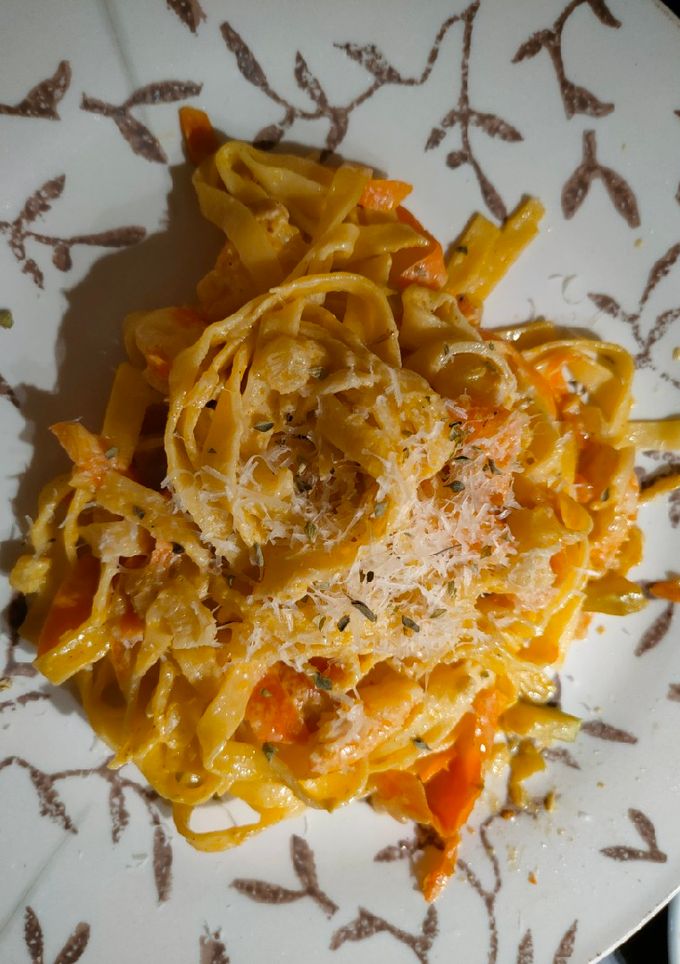 Una foto de Tagliatele (pasta fresca) con langostinos y calabacín