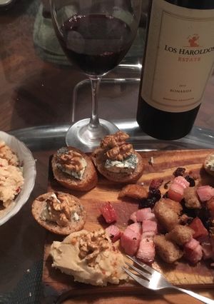 Una foto de Picada de canapés de Roquefort, hummus y panceta y ciruela
